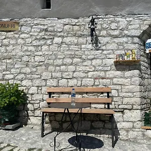 Gasthuis Kate Castle, Berat